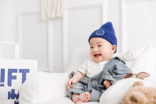 黔东宝宝吃奶蹬腿烦躁扭动